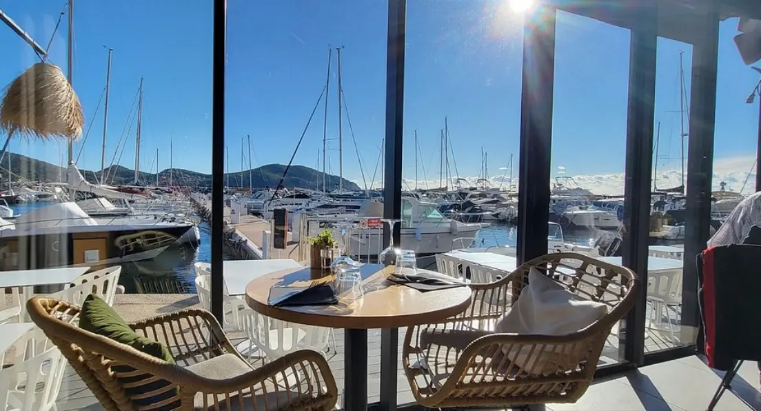 SALLE BAR VUE PORT 56