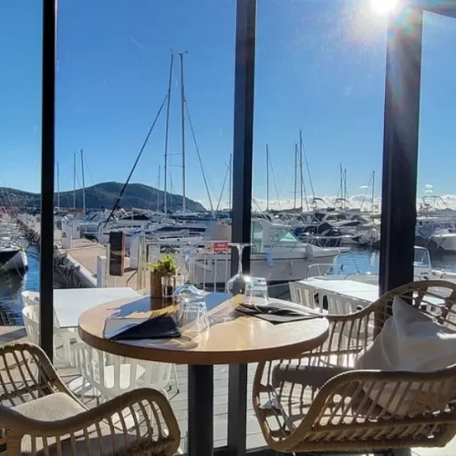 SALLE BAR VUE PORT 56